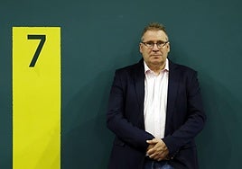 Javier Conde, presidente de la Federación Española de Pelota en un frontón junto al cuadro siete.