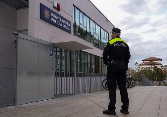 Detenido con droga en el coche después de estar a punto de chocarse con la Policía Local en Vitoria