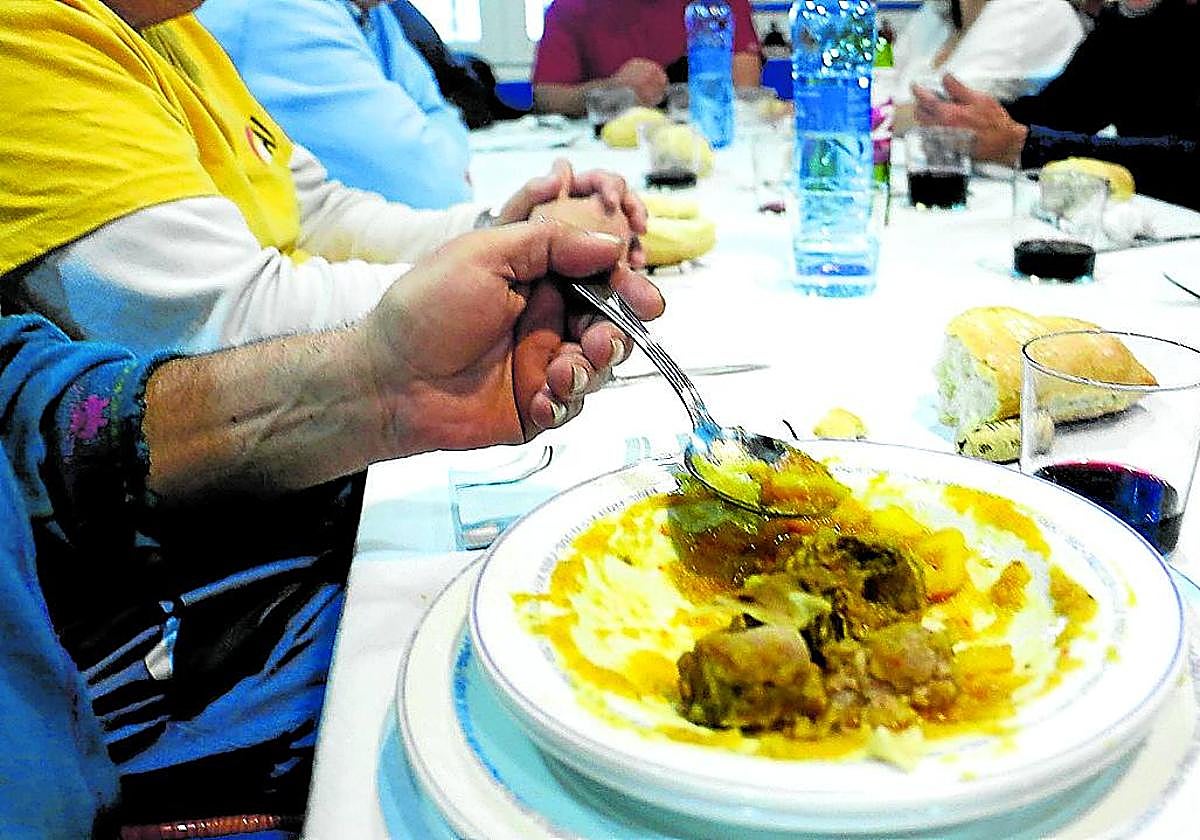 Un total de 90.000 vascos no pueden comer pollo, carne o pescado cada dos días.