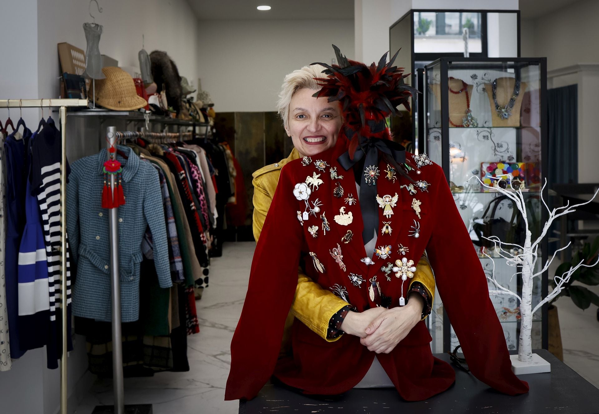 La nueva tienda &#039;vintage&#039; de Elvira en el centro de Bilbao: ropa de firma, jarrones de Manises, lámparas setenteras...