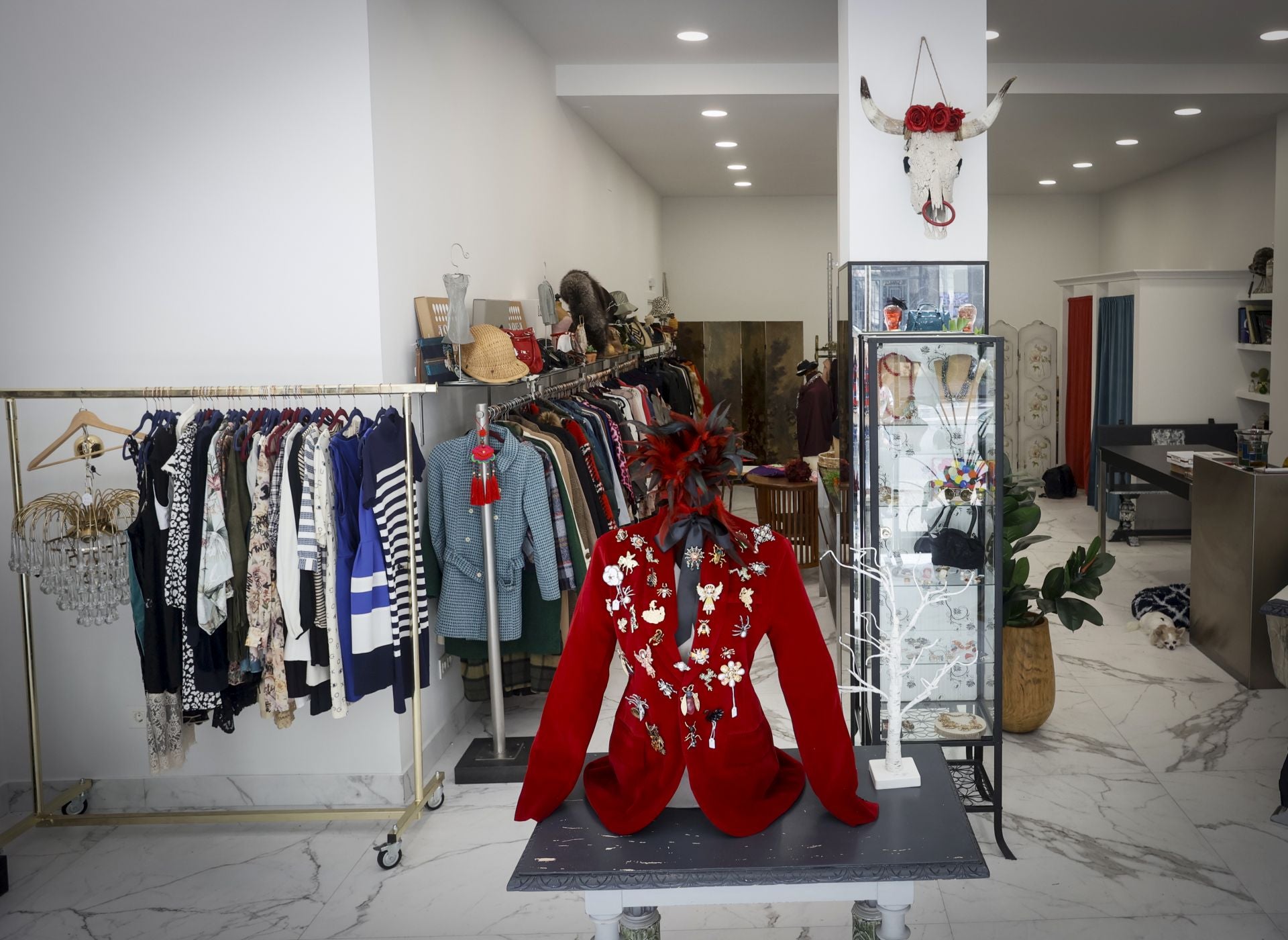 La nueva tienda &#039;vintage&#039; de Elvira en el centro de Bilbao: ropa de firma, jarrones de Manises, lámparas setenteras...