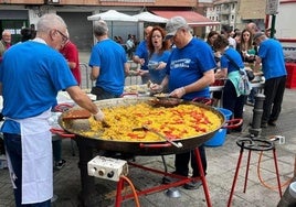 Paellada popular en una edición anterior de las fiestas de Berezikoetxe.