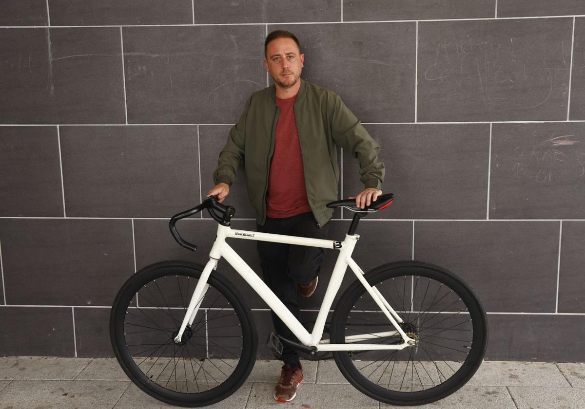 David Fernández posa con una bici a la que ha colocado uno de los sillines de Blink Saddles.