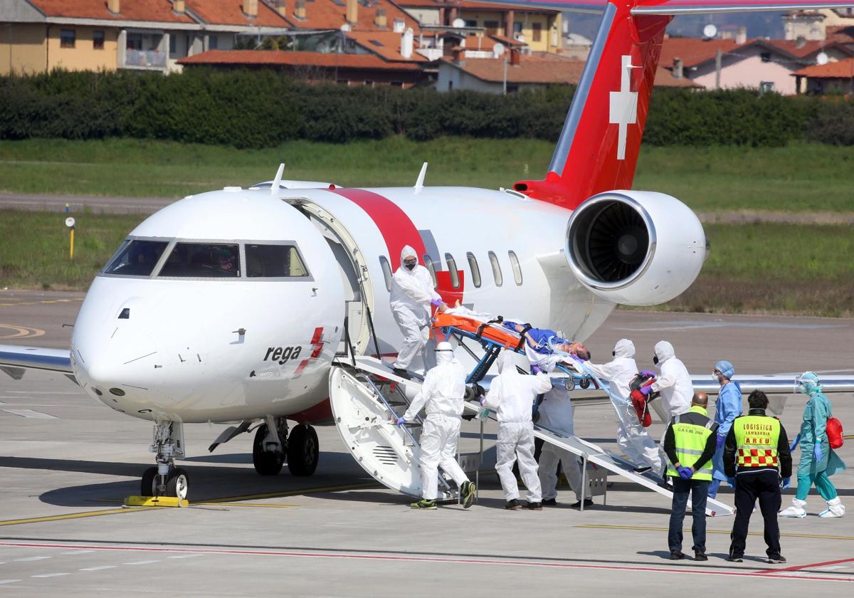 Una médico cuenta cómo es el traslado de un paciente en avión ambulancia: «Hacemos turnos para dormir 15 minutos»