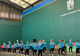 Los grupos bailaron ante un numeroso público.