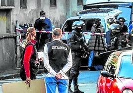 Agentes recogen múltiples evidencias en el lugar del crimen.