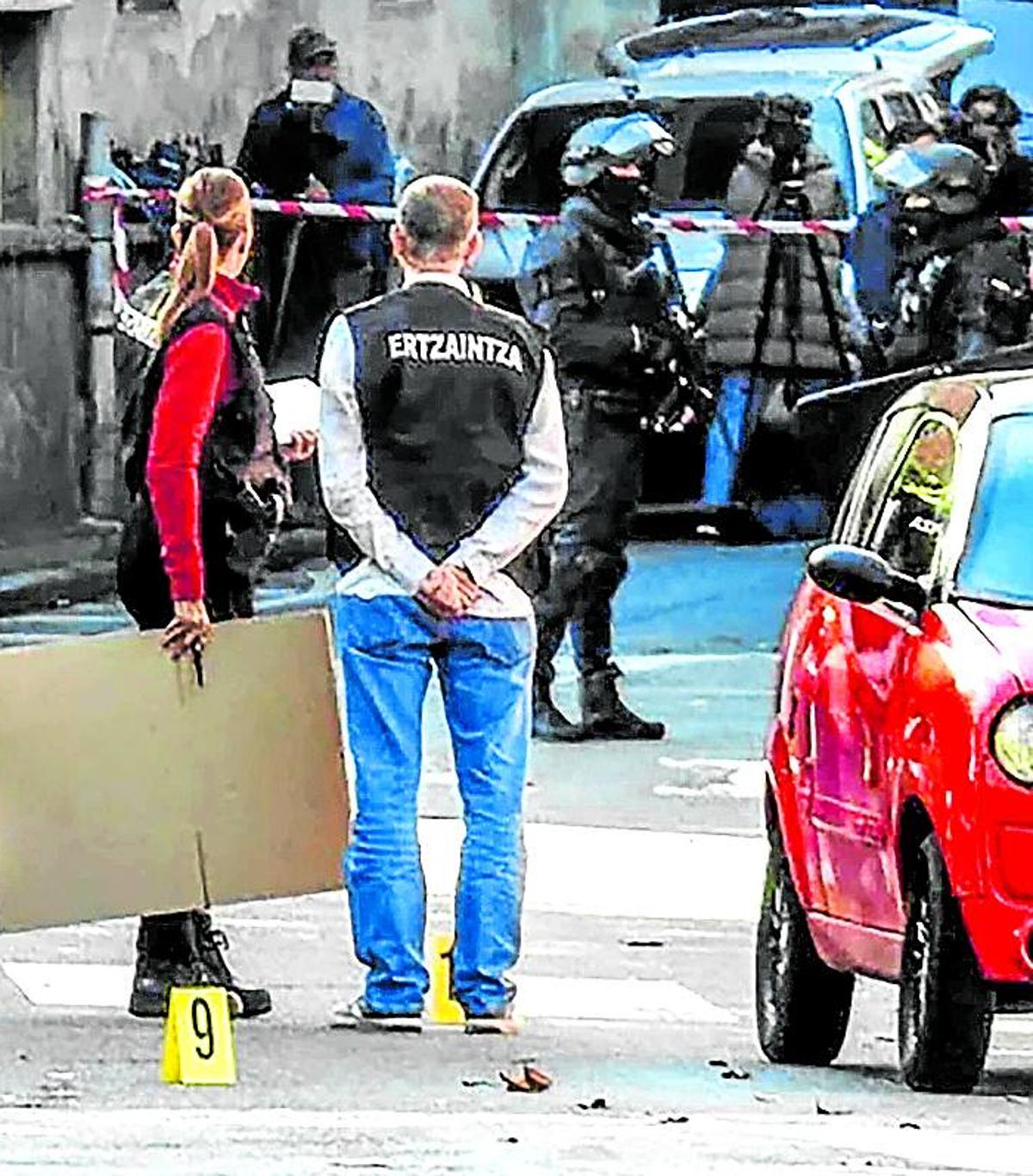 Agentes recogen múltiples evidencias en el lugar del crimen.