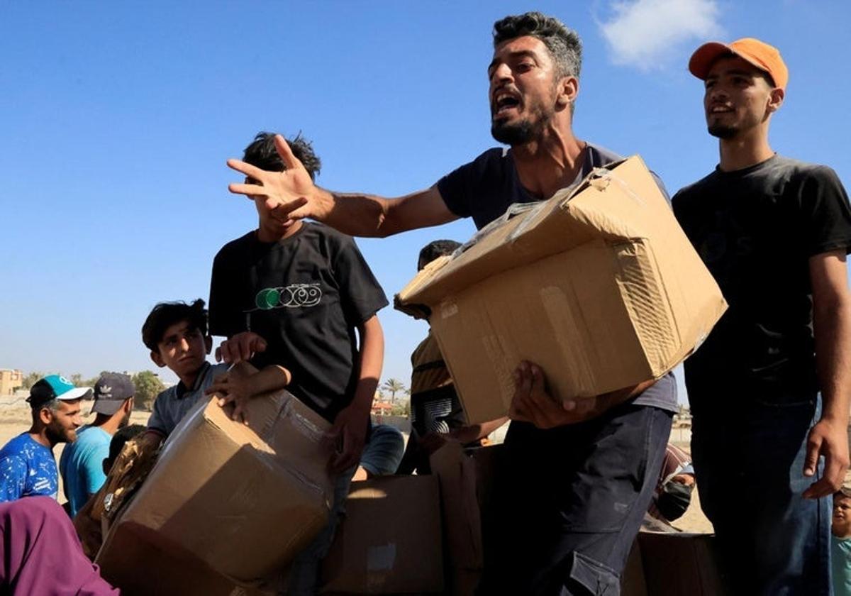 Los palestinos se reúnen cerca de un centro de distribución de ayuda gestionado por la Fundación Humanitaria de Gaza, respaldada por Estados Unidos, en Rafah.