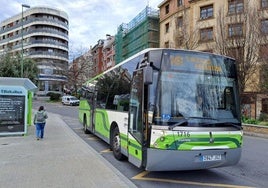 Un autobús se detiene en una de las paradas del centro de Algorta.