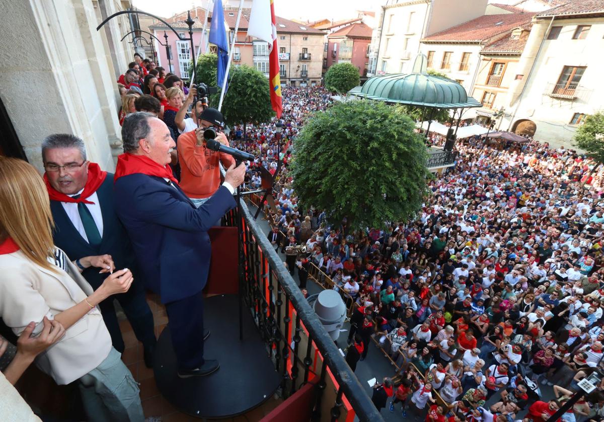 Alfredo de Miguel, a punto de dirigirse a miles de blusas y aficionados rojillos que llenaban la plaza de España para asistir al pregón de inicio de San Juan del Monte.