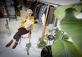 La nueva tienda 'vintage' de Elvira en el centro de Bilbao: ropa de firma, jarrones de Manises, lámparas setenteras...