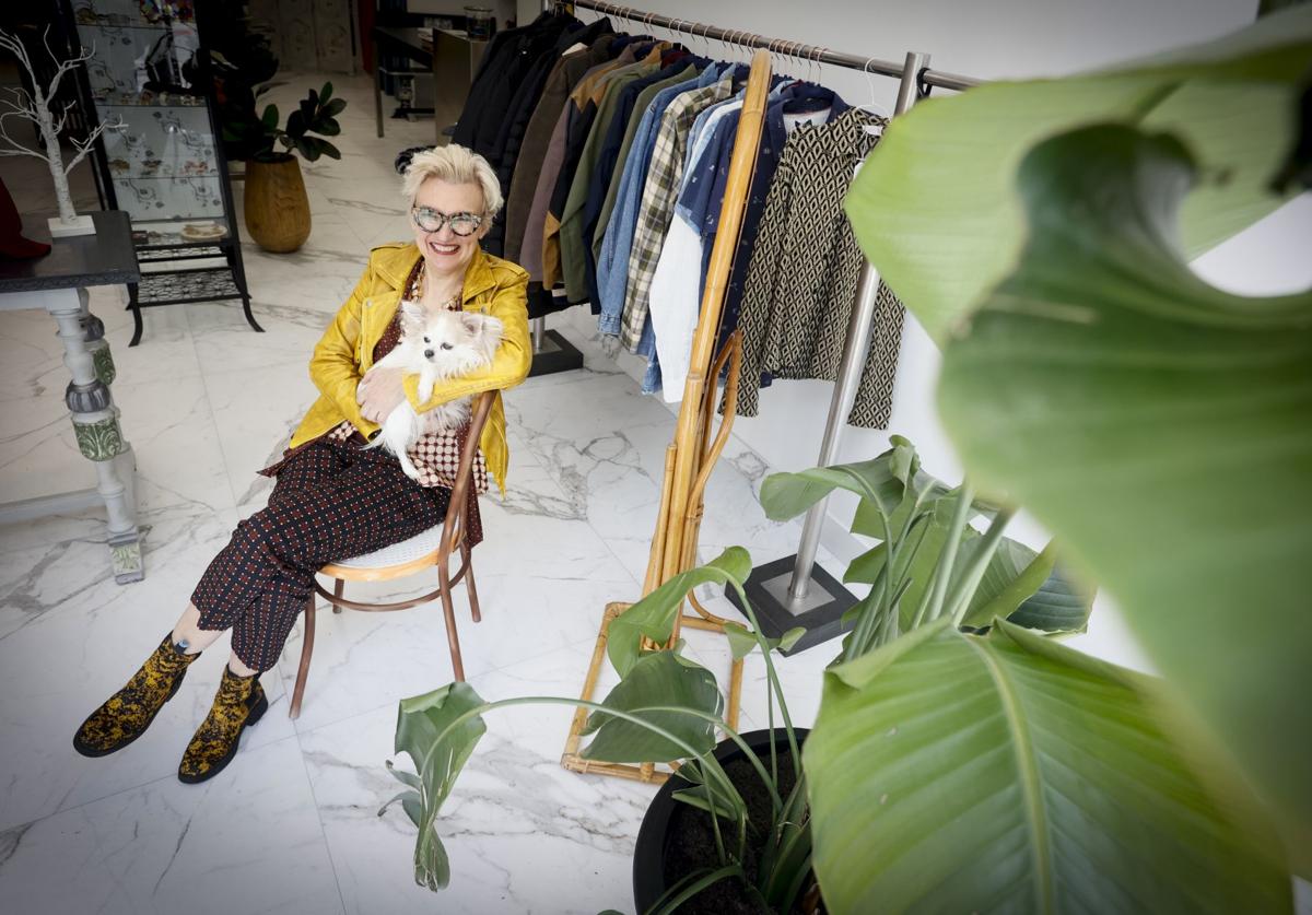 La nueva tienda &#039;vintage&#039; de Elvira en el centro de Bilbao: ropa de firma, jarrones de Manises, lámparas setenteras...