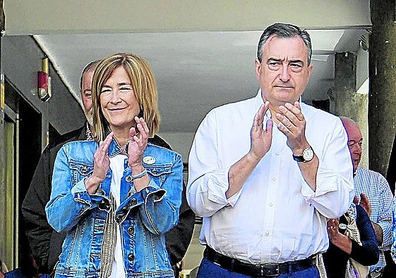 Aitor Esteban, con María Eugenia Arrizabalaga en la reciente inauguración del batzoki de Azkoitia.