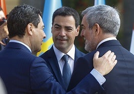 El lehendakari, Imanol Pradales, conversa con el andaluz Juanma Moreno y el canario Fernando Clavijo antes de la reunión.