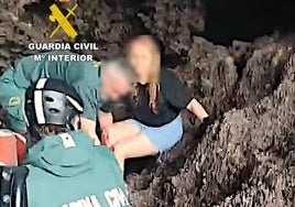 Complejo rescate de una joven encaramada a unas rocas en el Faro del Caballo de Santoña