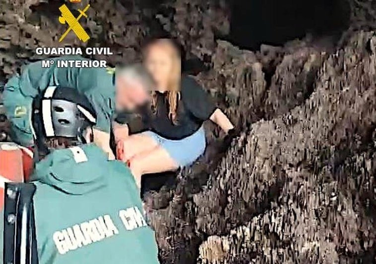 Complejo rescate de una joven encaramada a unas rocas en el Faro del Caballo de Santoña