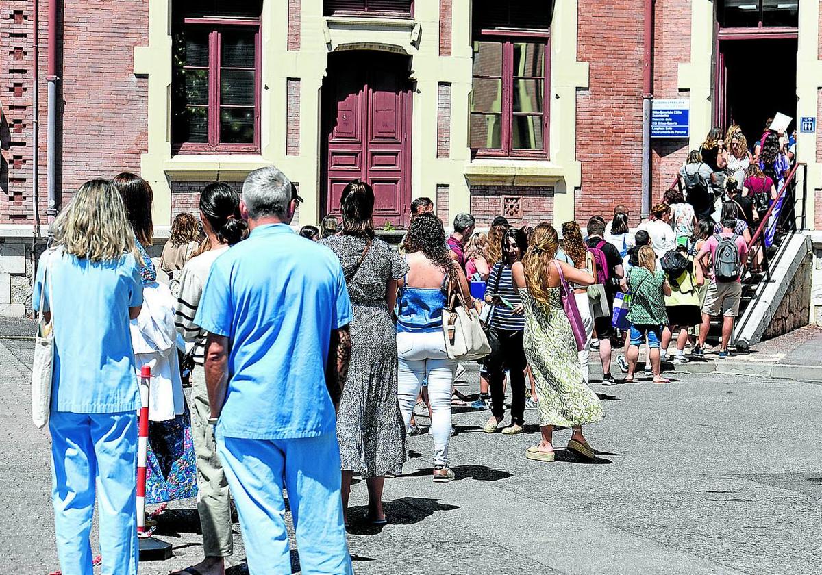 Salud replica a la UPV/EHU que ya hay 2.000 médicos que podrían dar clase en euskera