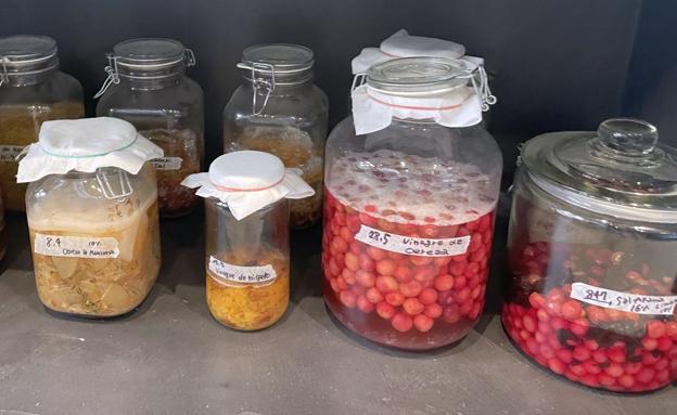 Tarros de vidrio y botes de cristal con las preparaciones de Tetsuro creadas en su búsqueda universal del umami.