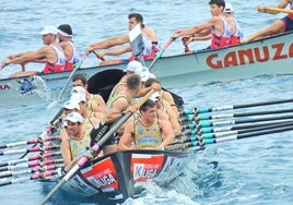 Getaria realiza la ciaboga mientras Ondarroa llega a la baliza.