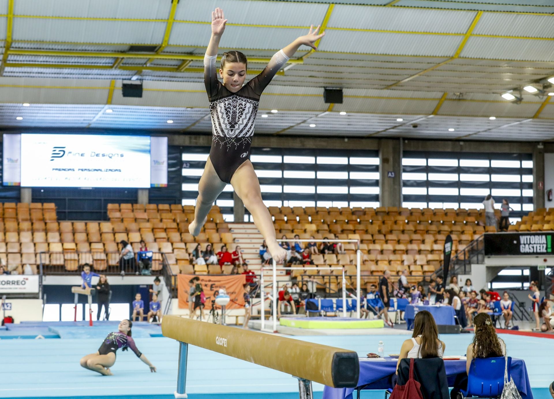 Una gimnasta realiza un ejercicio en la barra de equilibrio.