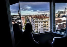 Vista al exterior desde una vivienda del barrio de Coronación en Vitoria.
