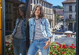 Ainize Gastaka, en el ventanal del Salón de Plenos del Ayuntamiento de Llodio.