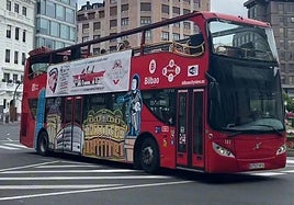 Un concierto en el autobús turístico acompaña el desfile del festival 'Arte sobre Ruedas'