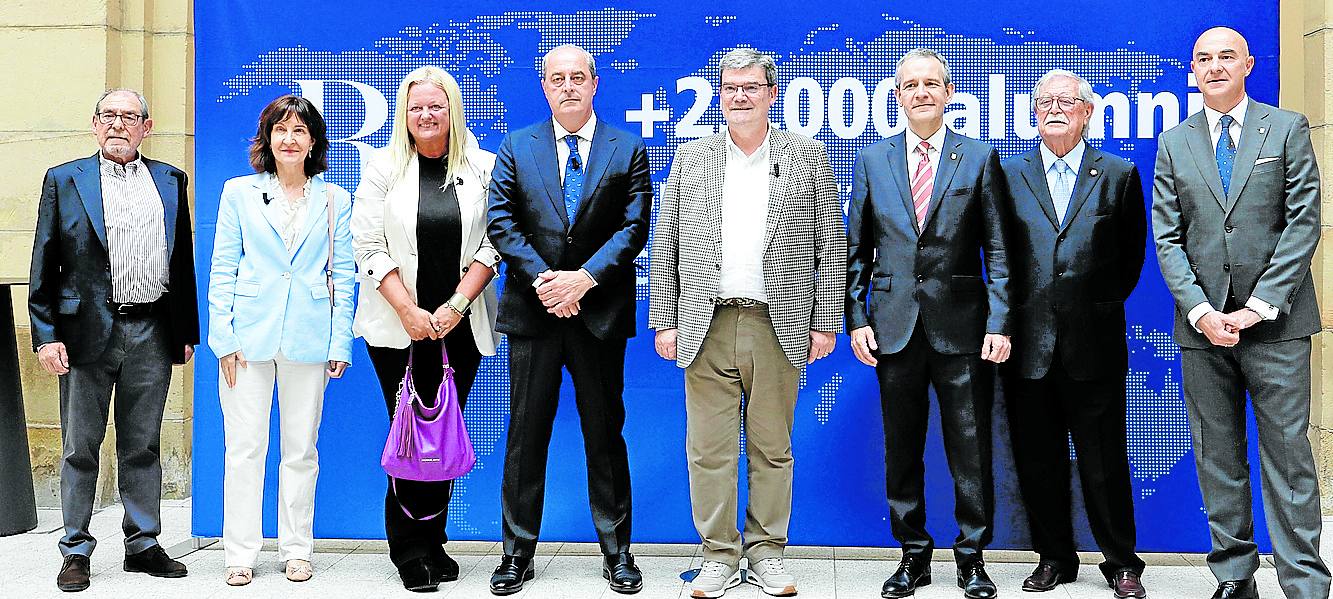 Juan Echano, Laura Gómez, Marta Areizaga, Hipólito Suárez, Juan Mari Aburto, José Ramón Intxaurbe, Joaquín Giménez y Jesús Riaño.