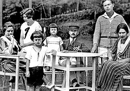 Thomas Mann con su mujer Katia y cinco de sus seis hijos (Monika, Michael, Elisabeth, Klaus y Erika) en 1928.