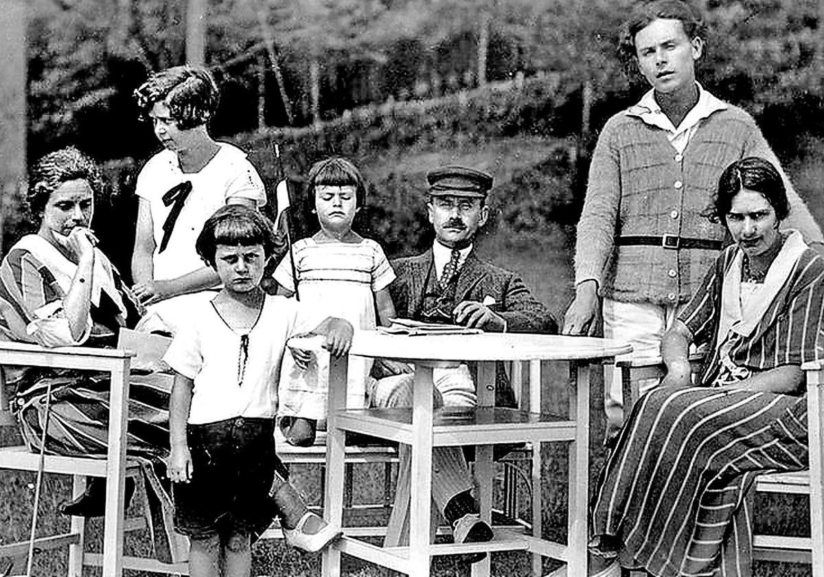Thomas Mann con su mujer Katia y cinco de sus seis hijos (Monika, Michael, Elisabeth, Klaus y Erika) en 1928.