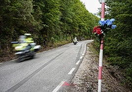 Una patrulla motorizada de la Guardia Civil, junto al lugar del accidente del pasado fin de semana.