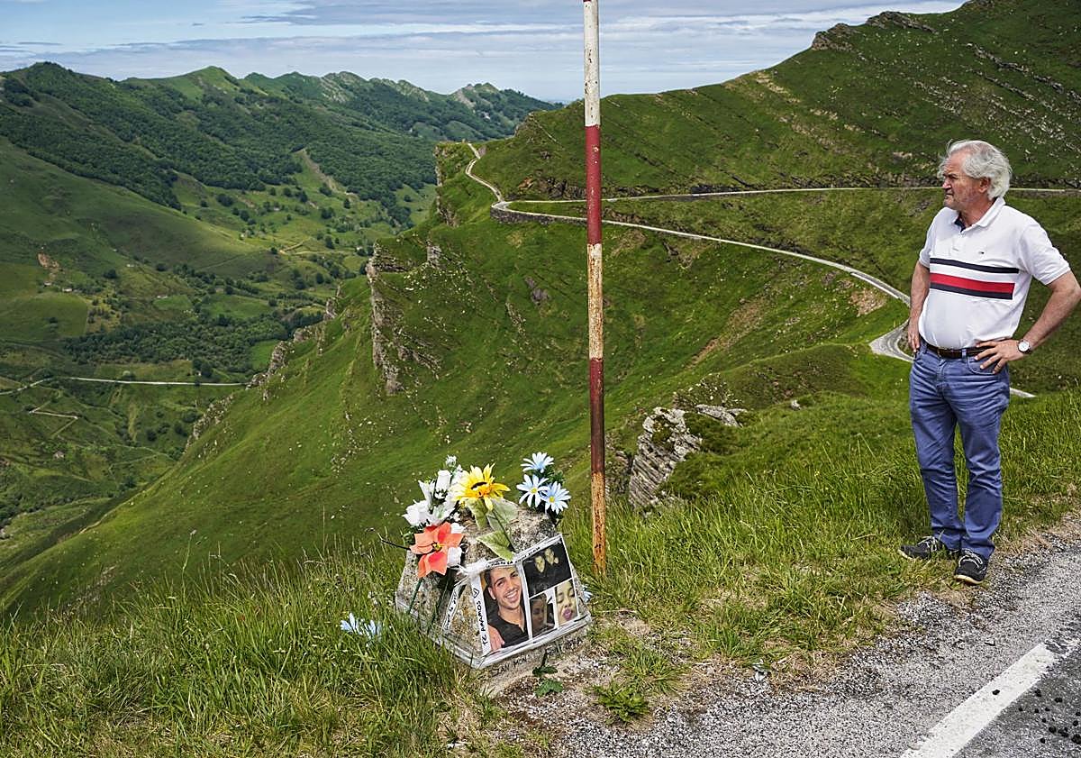 Imagen principal - Roberto Ortiz, en el punto de Lunada donde se despeñaron los jóvenes madrileños. Restos del vehículo accidentado en los 90. Cruz hecha con palos en recuerdo del motorista alemán, junto a la señal contra la que se estrelló. 