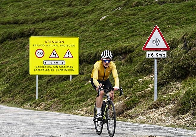 Un ciclista llega a lo alto de Lunada desde el lado cántabro.