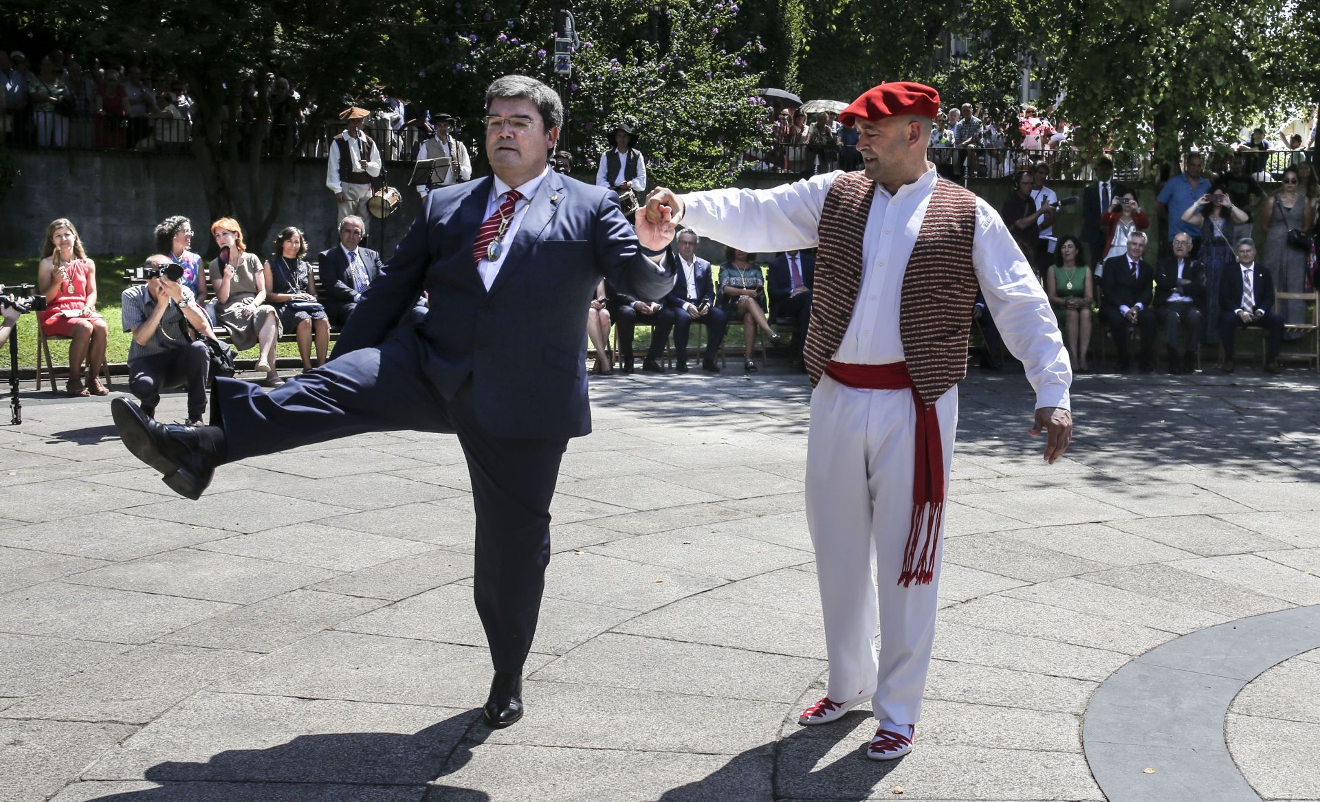 Cada 15 de agosto el alcalde baila el aurresku el día de la Amatxu de Begoña, frente a la basílica, en homenaje a la ciudad de Bilbao.