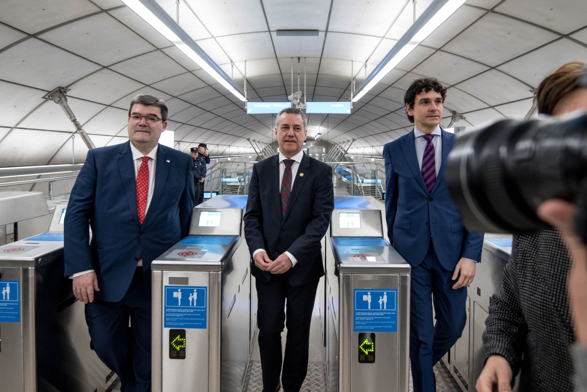 El alcalde durante la inauguración de la línea 3 del metro, en abril de 2017, junto al lehendakari Iñigo Urkullu y al diputado general, Unai Rementeria.