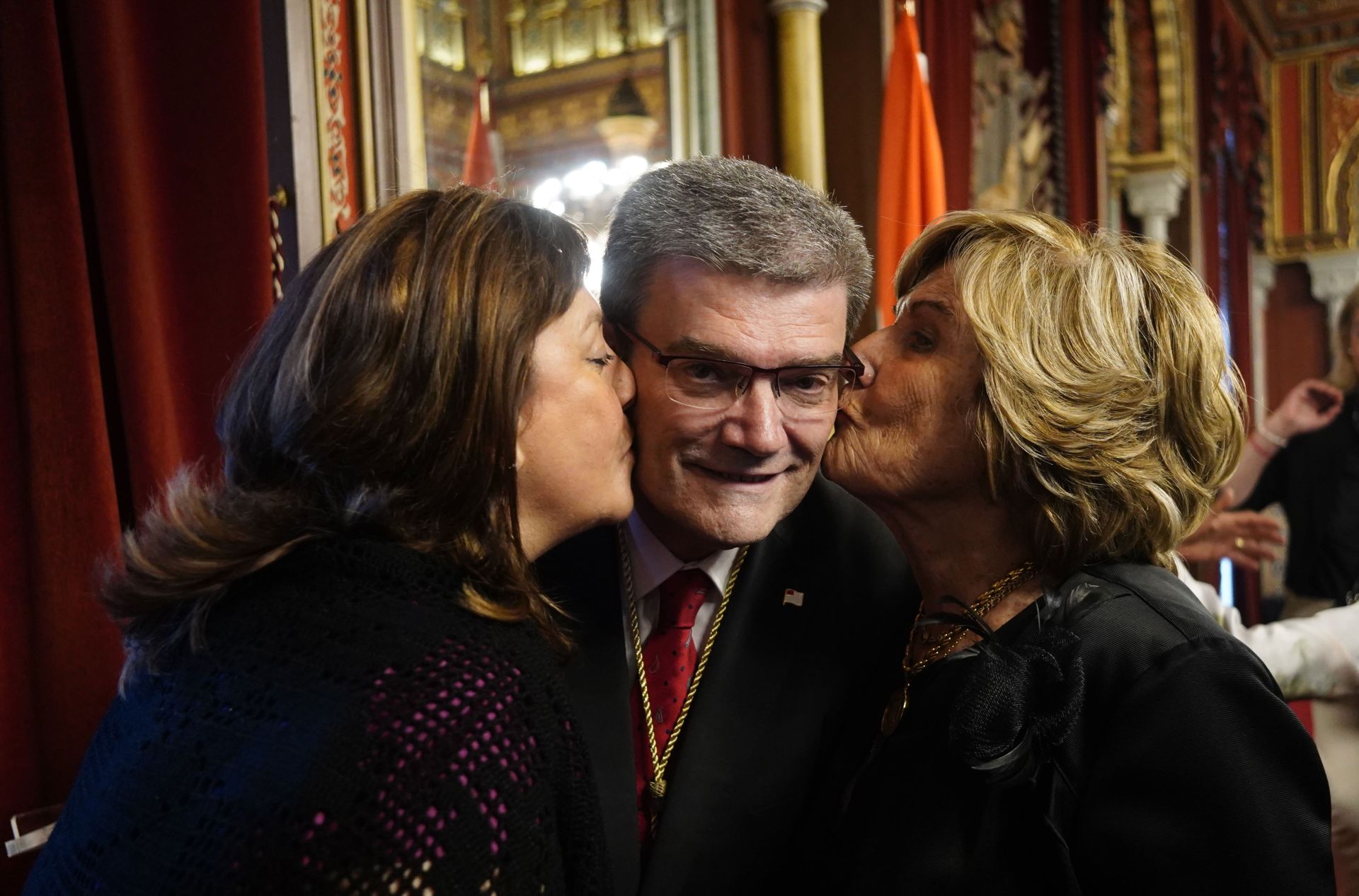 Aburto es felicitado por su esposa y su madre tras ser elegido alcalde de Bilbao por segunda vez, en junio de 2019.