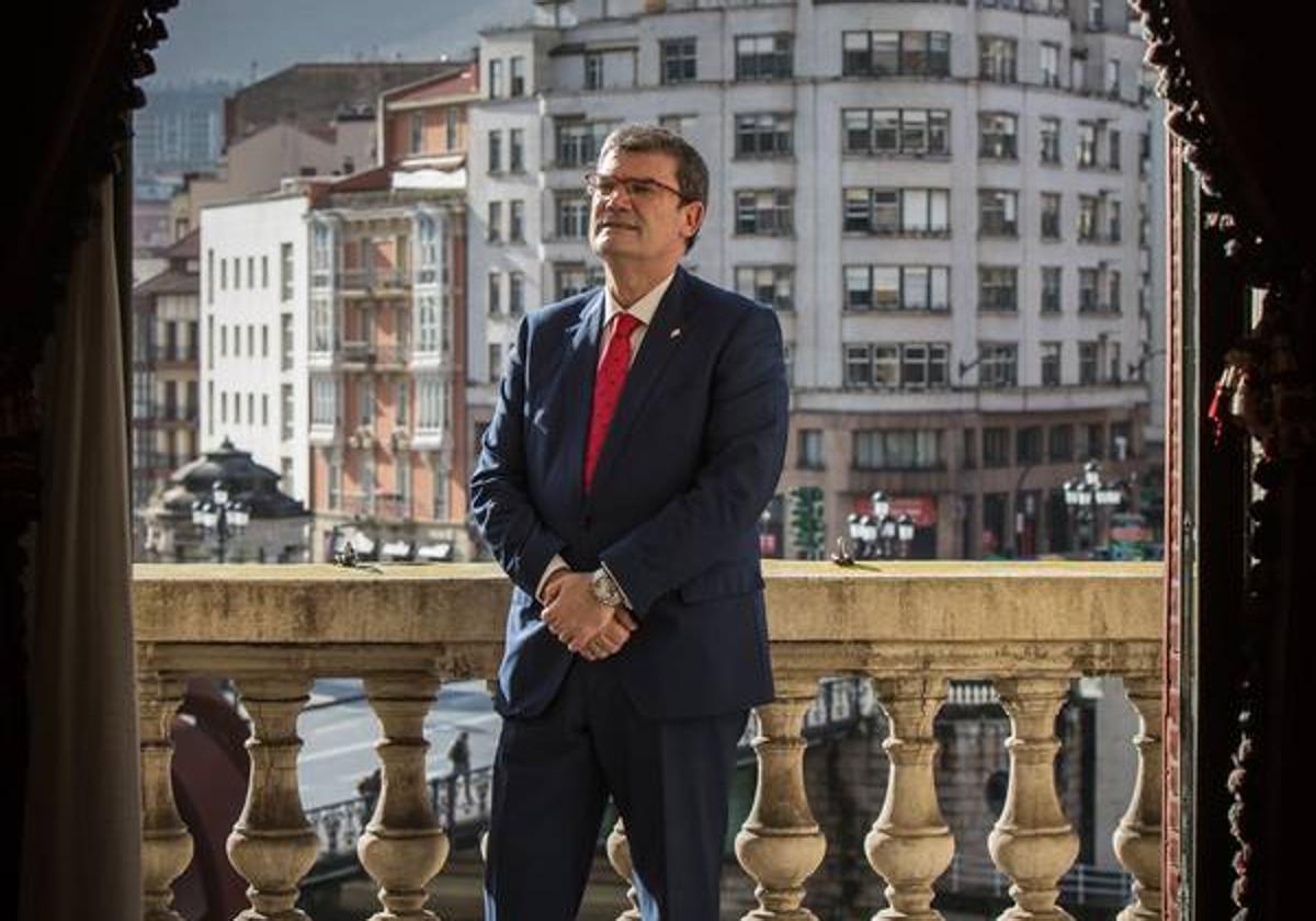 Juan Mari Aburto posa en la balconada del Ayuntamiento tras una entrevista.