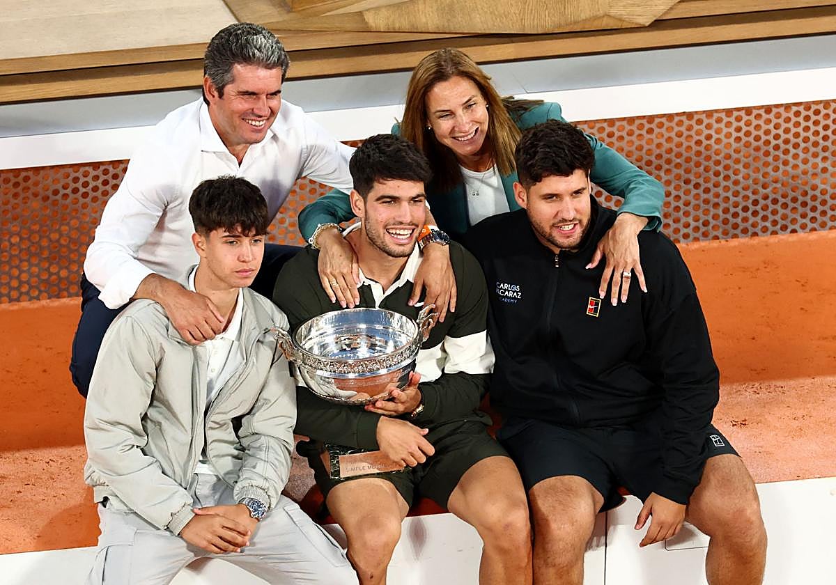 El de El Palmar posa sobre la Philippe Chatrier junto a su familia mientras sostiene la Copa de Mosqueteros.