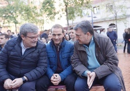 Aburto charla con el presidente del PNV, Aitor Esteban, y el nuevo presidente del Bizkai buru batzar, Iñigo Ansola.