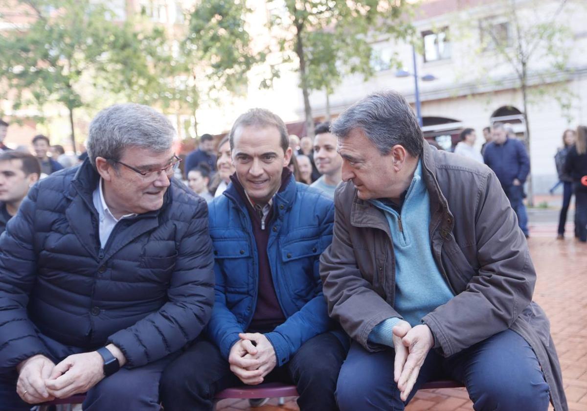 Aburto charla con el presidente del PNV, Aitor Esteban, y el nuevo presidente del Bizkai buru batzar, Iñigo Ansola.