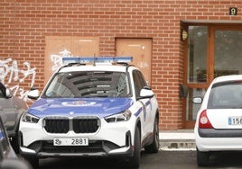 Vehículo policial de custodia durante un operativo contra la prostitución en Vitoria desarrollado esta semana.