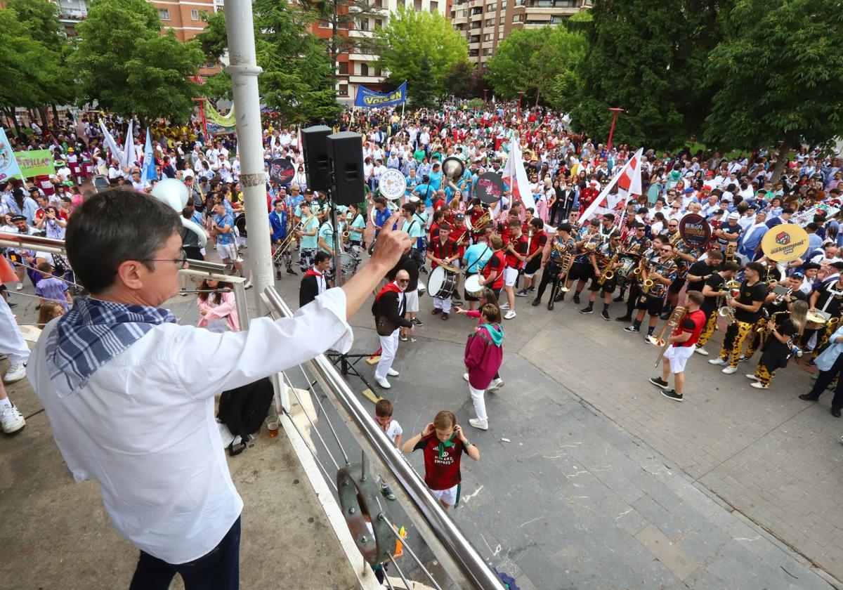 Txutxi Solabarrieta, dirige a las charangas desde el kiosco del Antonio Machado.
