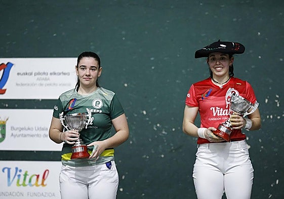 Enara Gaminde (izquierda) junto a Olatz Arrizabalaga en el podio.