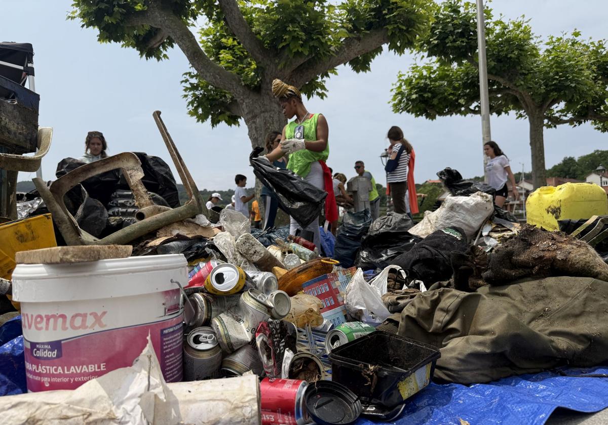 Voluntarios recogen 1.800 kilos de basura del litoral de Uribe Kosta