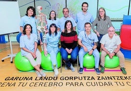Esti Arce, en el centro, rodeada del equipo de profesionales de la Unidad de Afrontamiento Activo del Dolor.