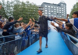 Rafa Marín saluda a los aficionados albiazules congregados en la Plaza de los Fueros en la presentación de la temporada 2023-24.