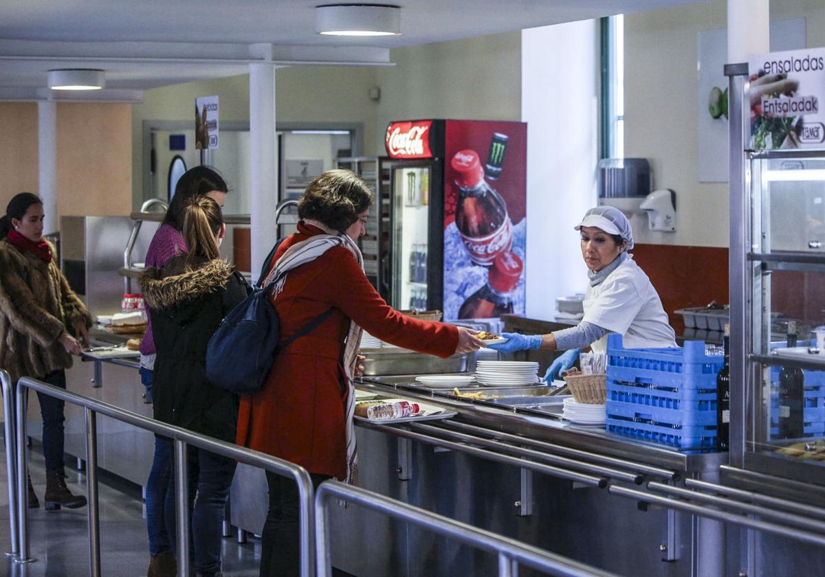 Usuarios del comedor de la UPV/EHU ubicado en el Pabellón Universitario.