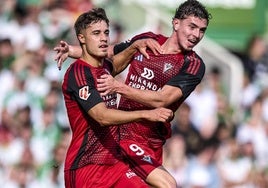 Panichelli celebra junto a Hugo Rincón uno de los goles del Mirandés ante el Racing.