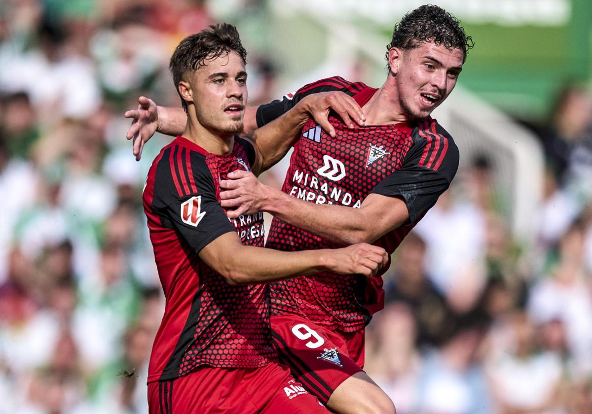 Panichelli celebra junto a Hugo Rincón uno de los goles del Mirandés ante el Racing.