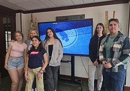 La alcaldesa, Amaia del Campo, con los jóvenes participantes en la iniciativa.